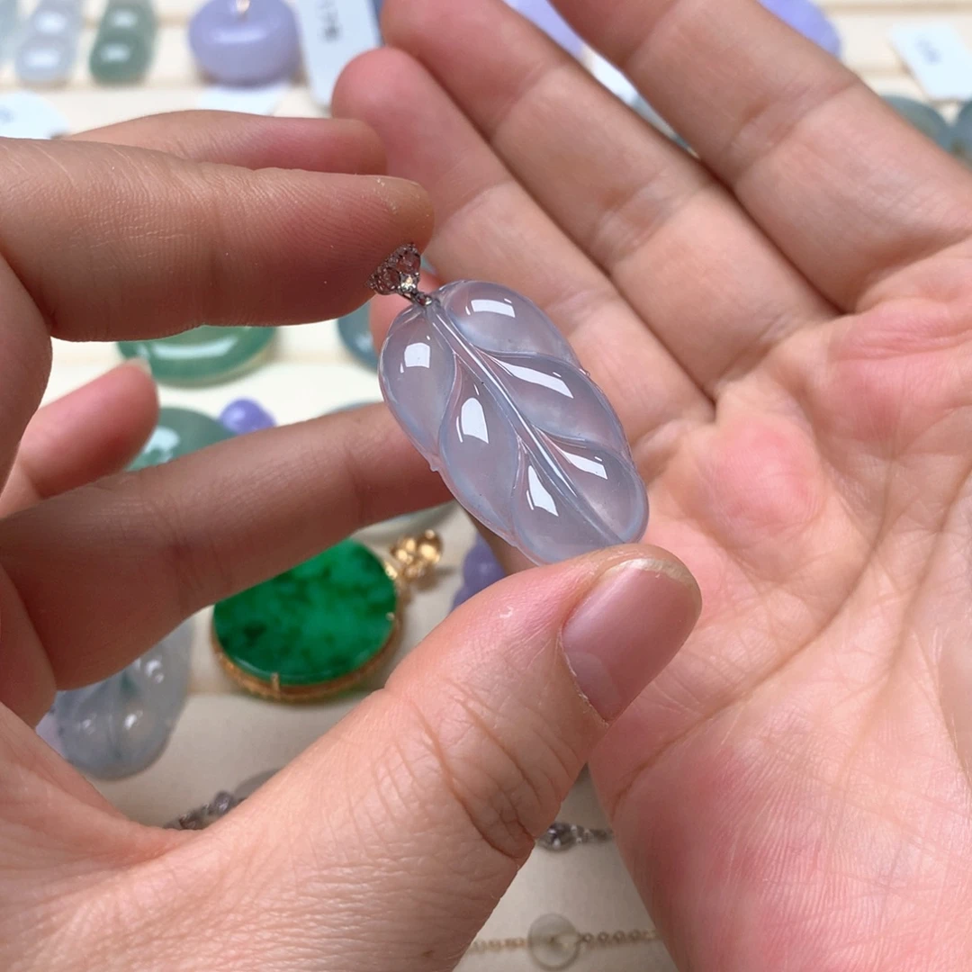 翡翠18K金镶嵌颈饰翡翠叶子