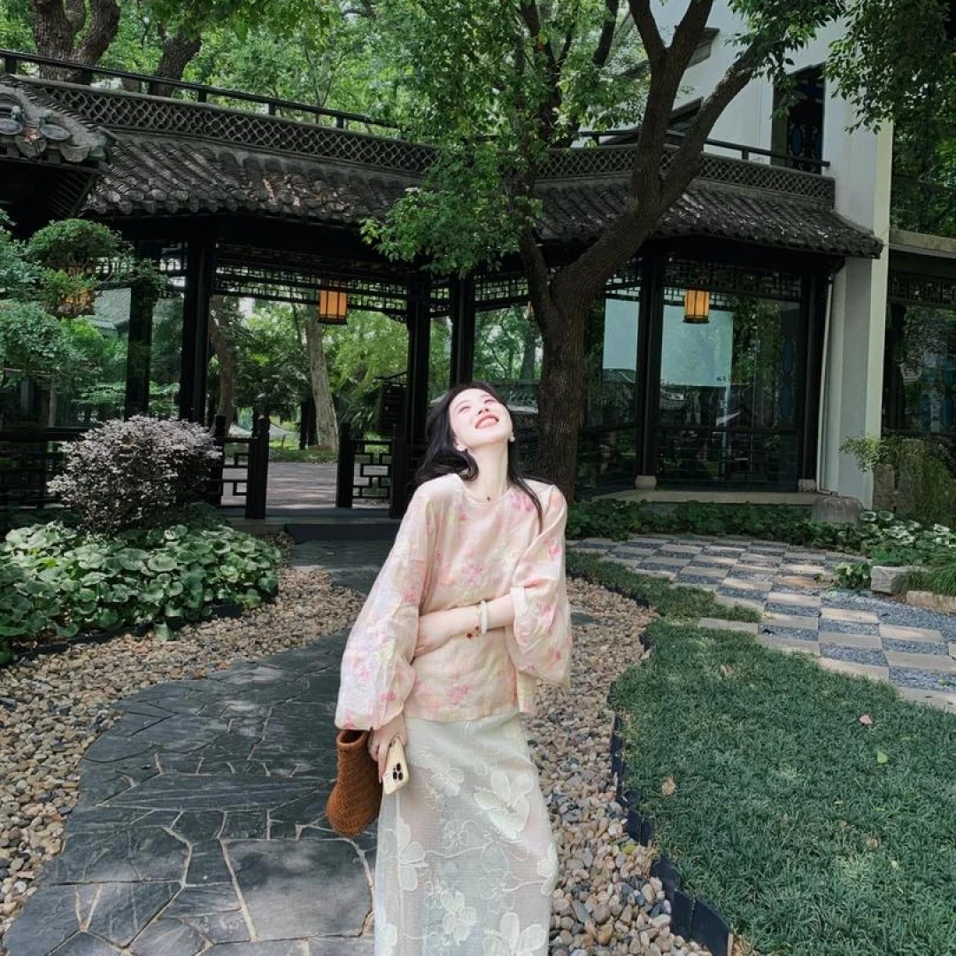 2025夏季新款法式复古高级感刺绣衬衫蕾丝半身裙气质小香风两件套