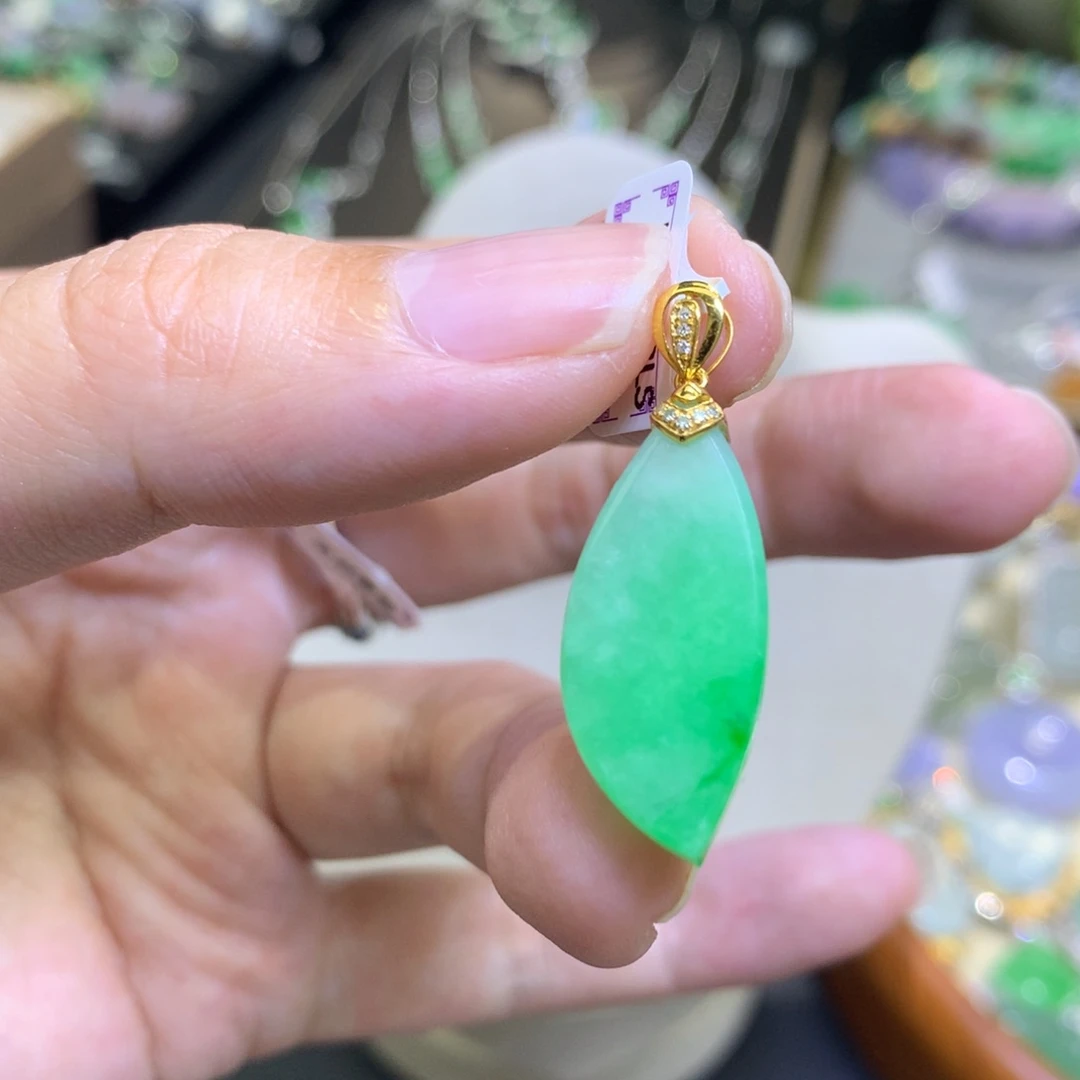 颈饰18K金镶嵌翡翠