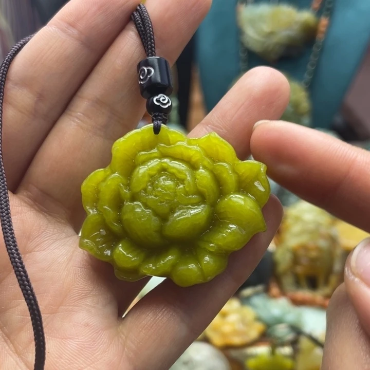 蛇纹石玉未镶嵌颈饰