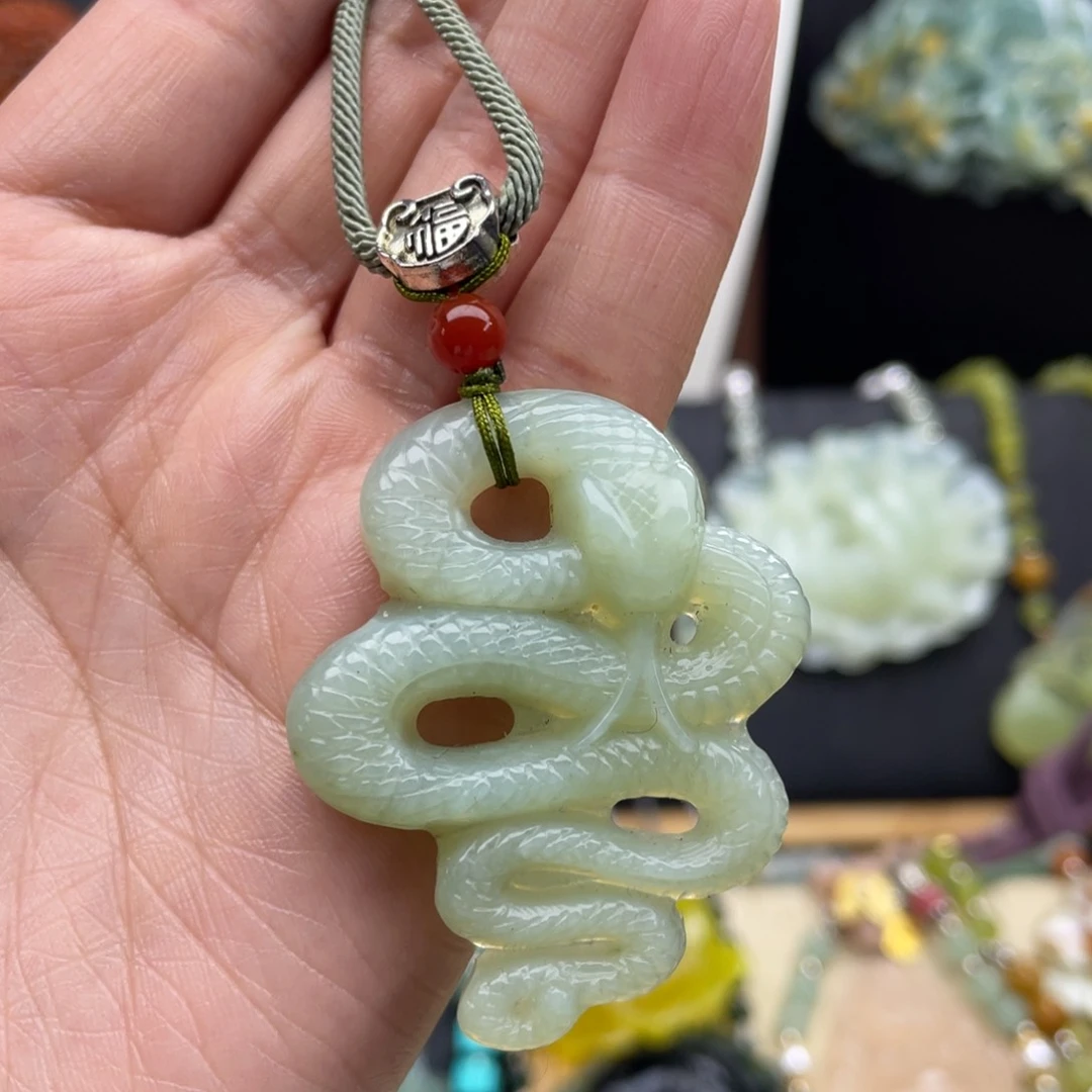 蛇纹石玉未镶嵌颈饰
