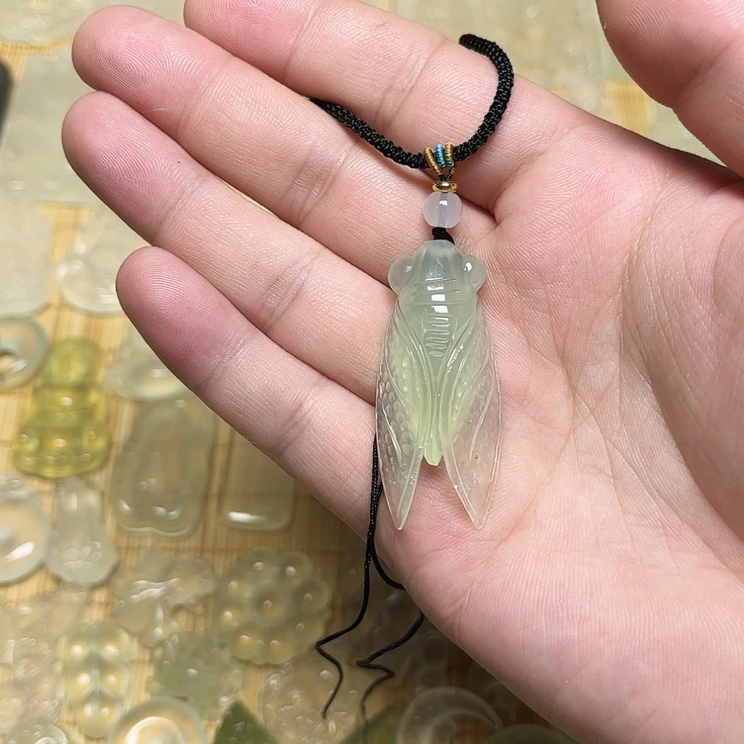 岫玉未镶嵌颈饰吊坠