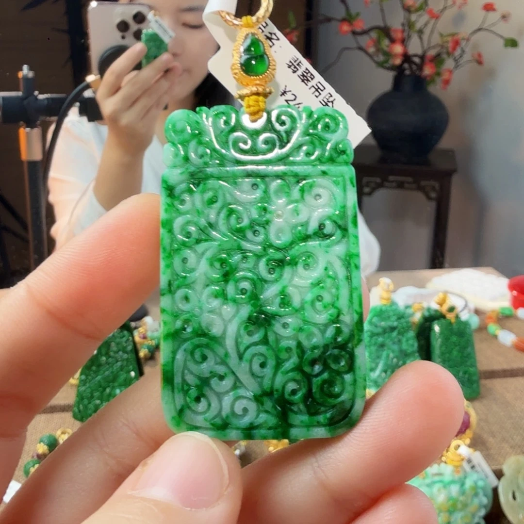 翡翠未镶嵌吊坠(赠链)