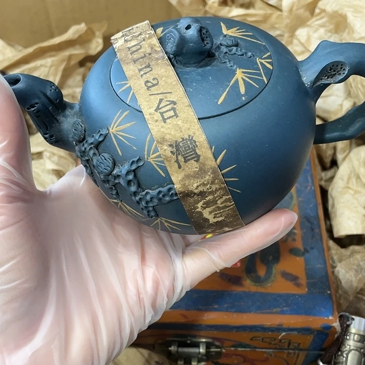 紫砂茶壶矿泥料，手工制作的一把紫砂壶。