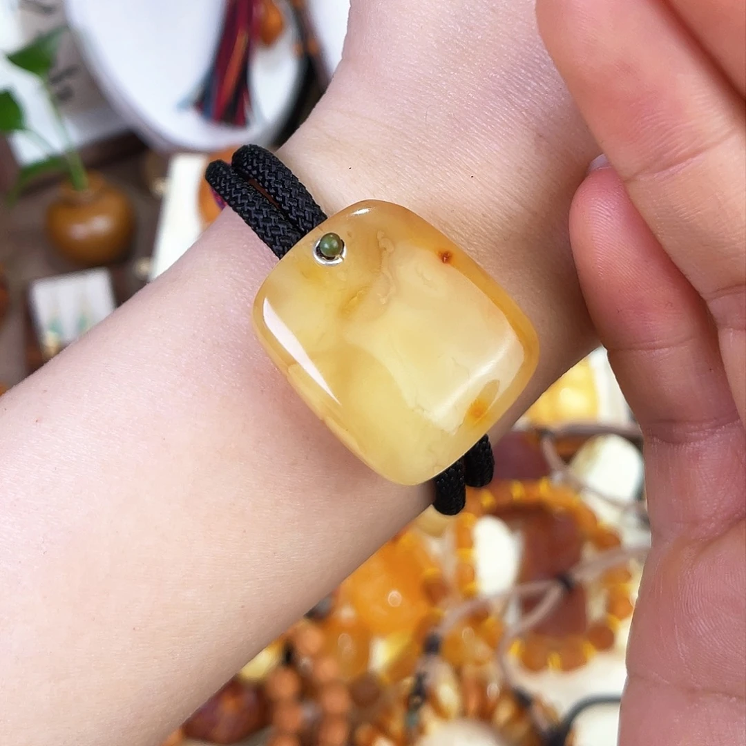 琥珀珠宝奇石未镶嵌。