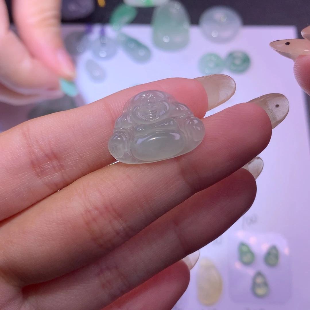 翡翠未镶嵌颈饰佛