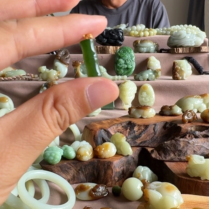 颈饰未镶嵌和田玉（糖玉）