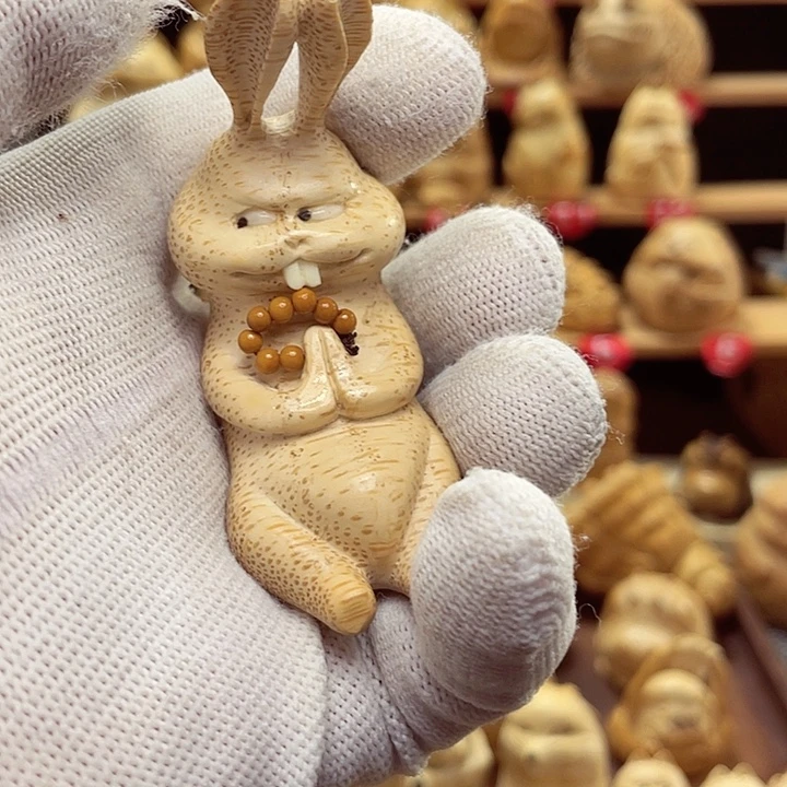 R***a竹竹根雕兔子手把件