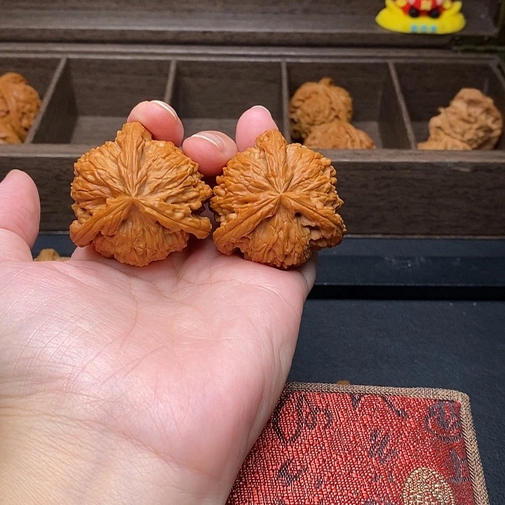 琥***珀把件文玩核桃白奔