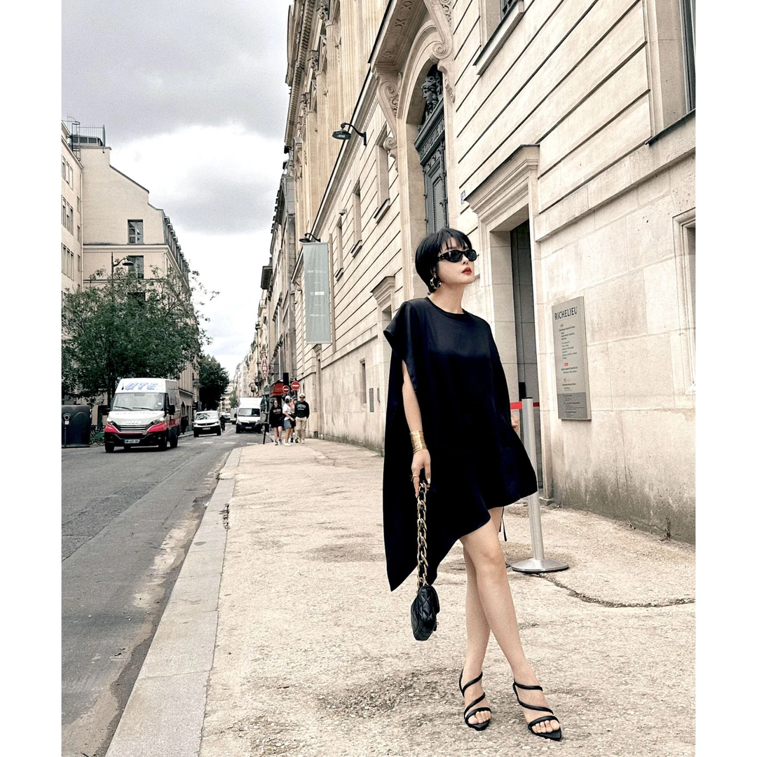 【跟着感觉走】很飒很大牌人丝小黑裙简约大气两件套飘逸系带连衣裙