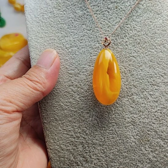 蜜蜡吊坠(赠链)18K金镶嵌