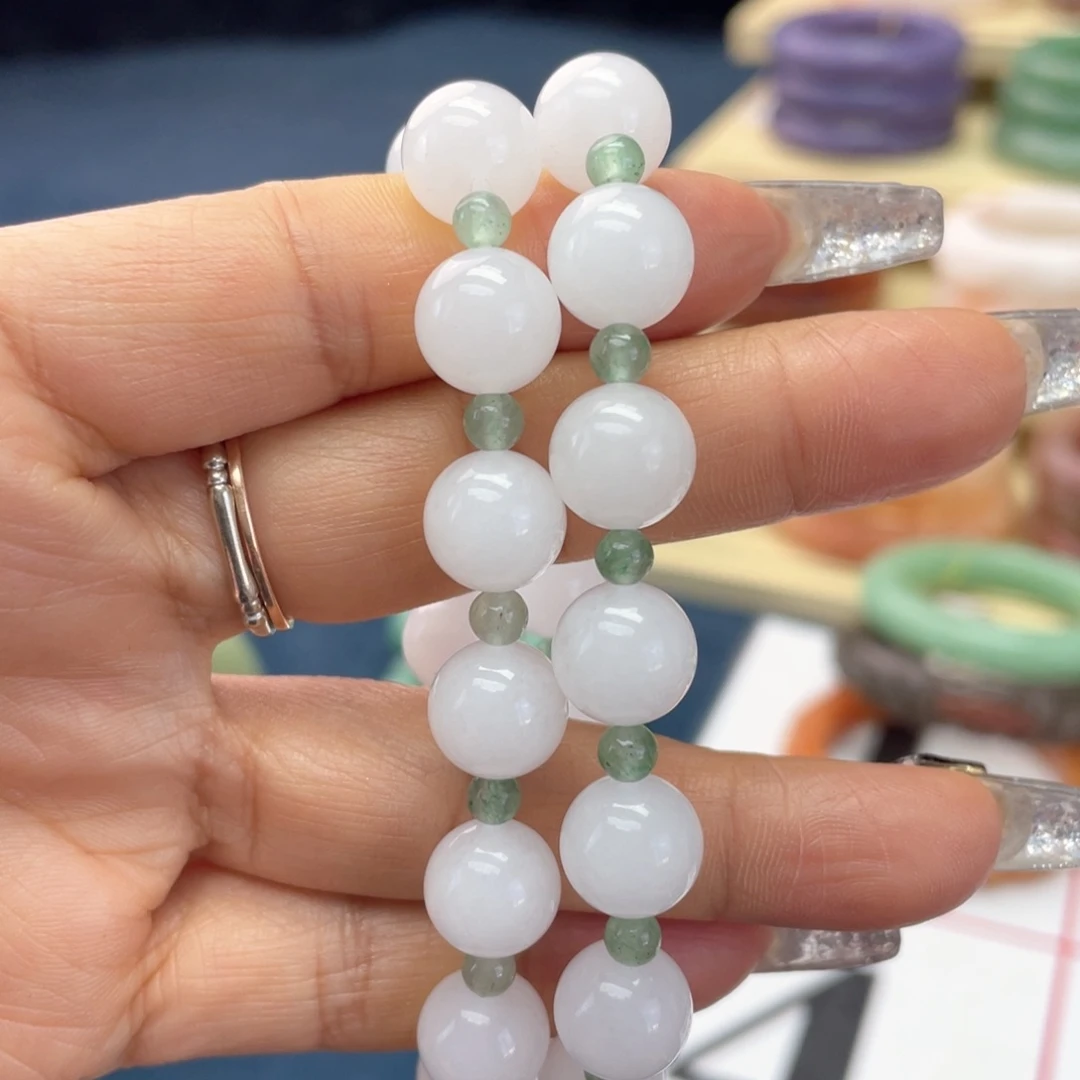 你***齐石英岩玉未镶嵌手镯