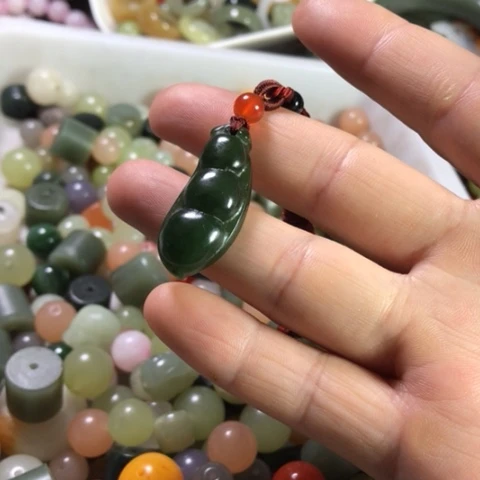 颈饰未镶嵌和田玉（碧玉）
