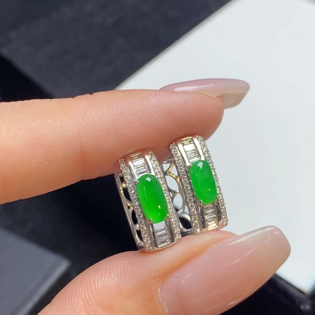 18K金镶嵌翡翠耳饰椭圆蛋面耳饰