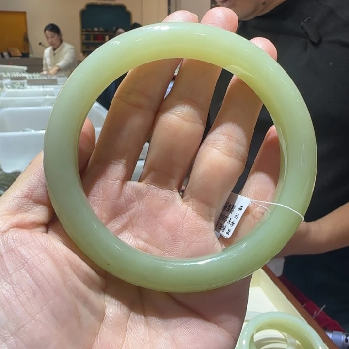 用***4和田玉未镶嵌手镯988