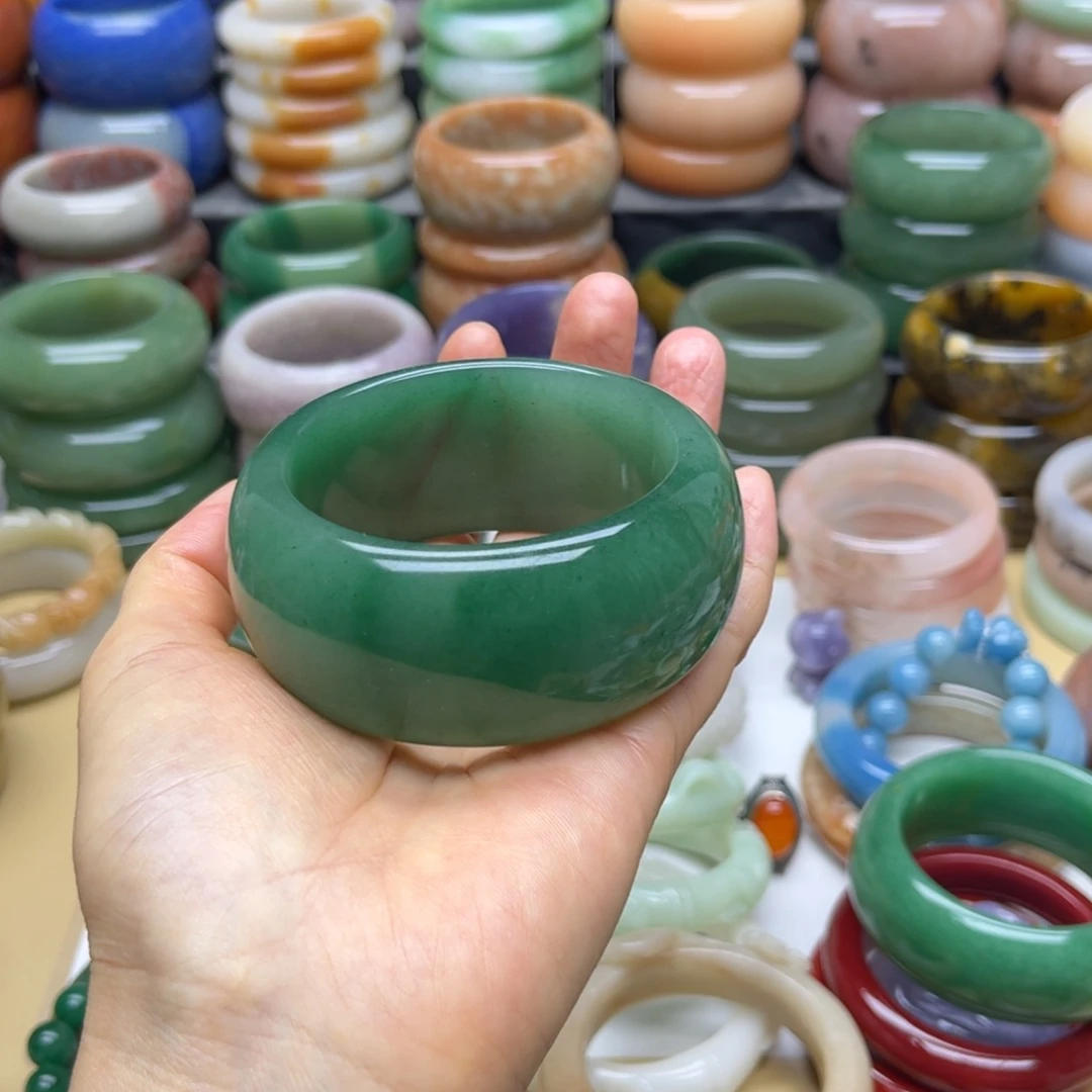 陌***浅石英质玉未镶嵌手镯