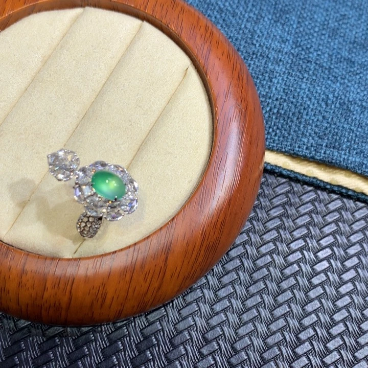 【闪购商品】颈饰18K金镶嵌翡翠