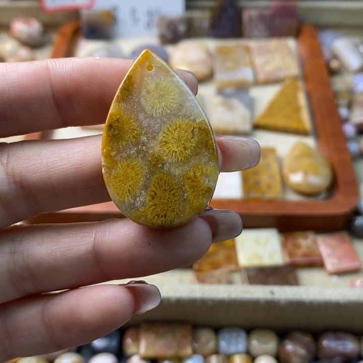 颈饰合金石英岩玉