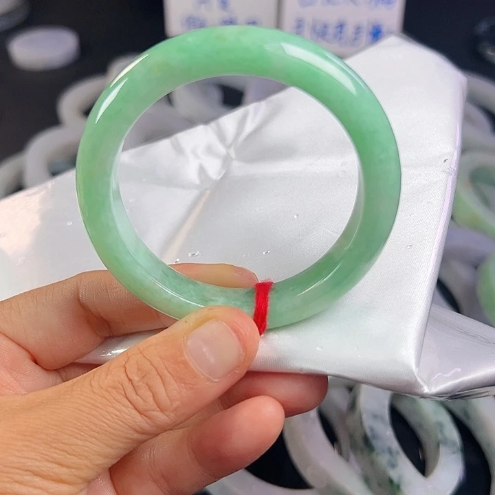 翡翠手镯未镶嵌翡翠
