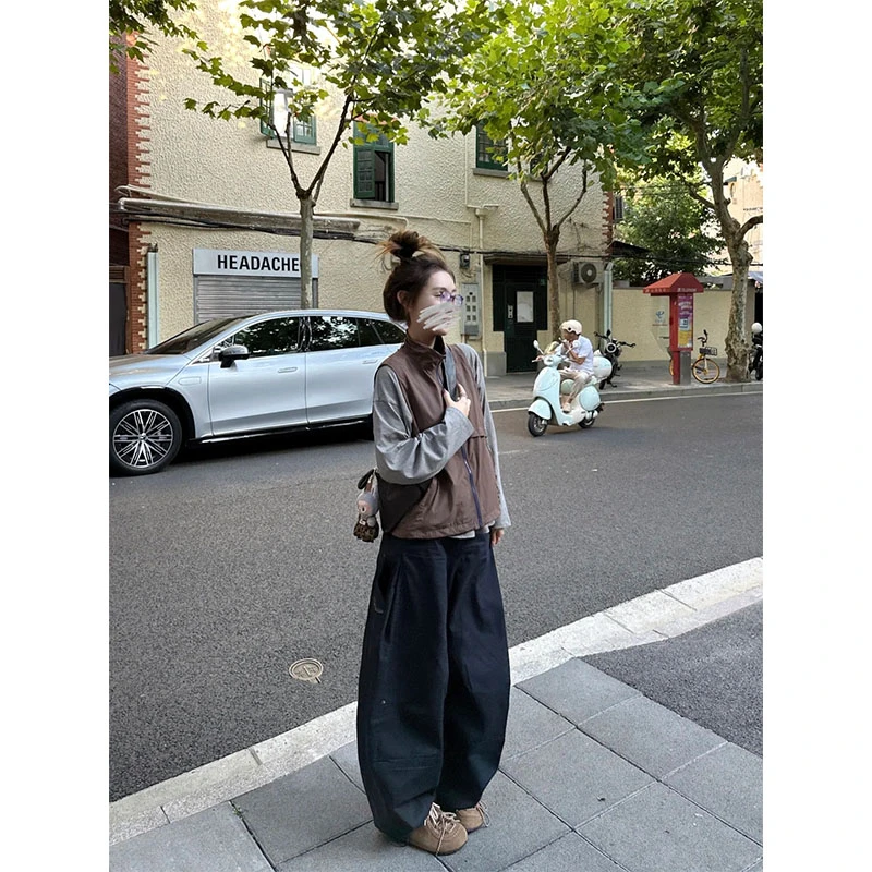简约灰色长袖T恤内搭叠穿棕色工装马甲女廓形松弛慵懒阔腿拖地裤