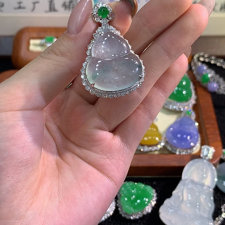 颈饰18K金镶嵌翡翠