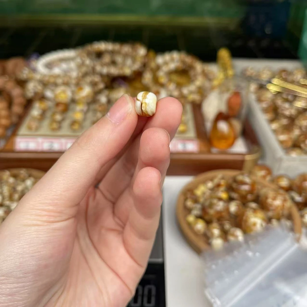 沁色蜜蜡白花老邢一物一图尺寸10.1mm乘8.5mm搭配手串好看1113号