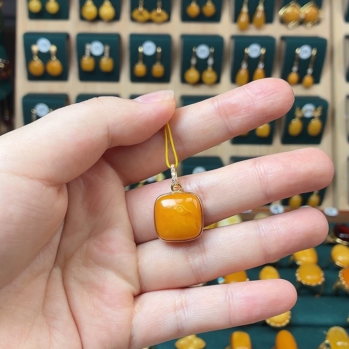 琥珀银S925镶嵌颈饰蜜蜡吊坠