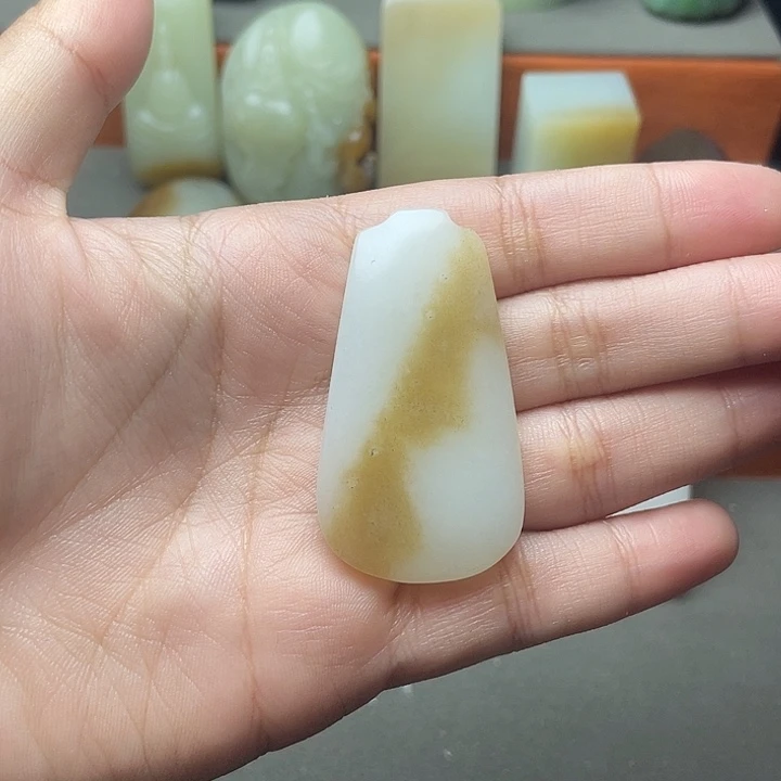 爱***）和田玉未镶嵌颈饰