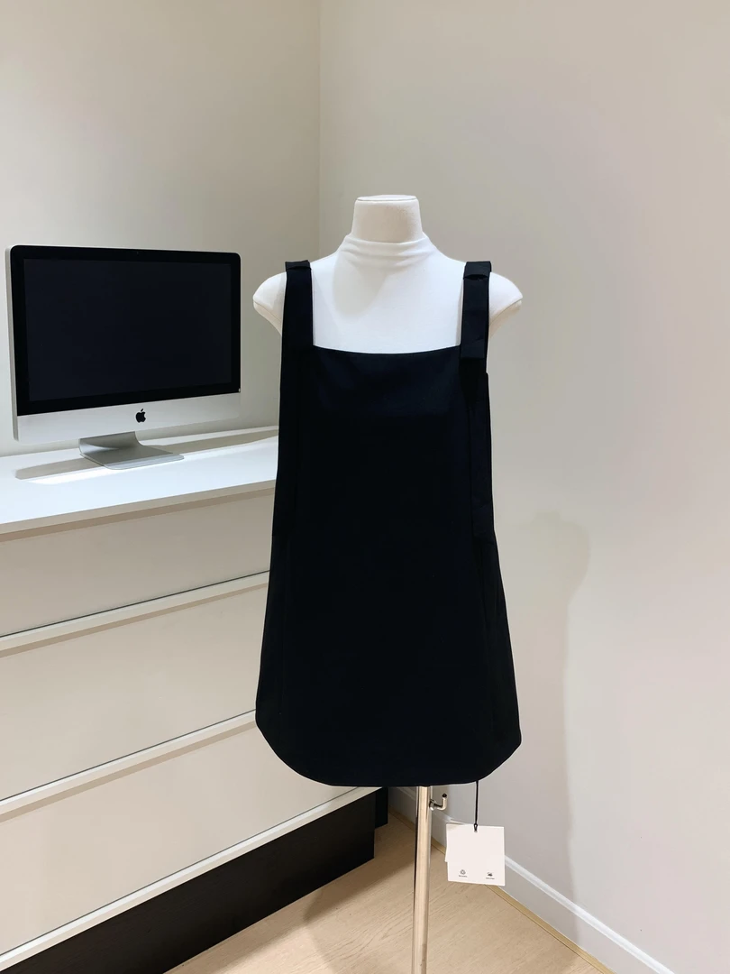 黑色方领西装蝴蝶结直筒连衣裙+吊带上衣+白背心+短裤