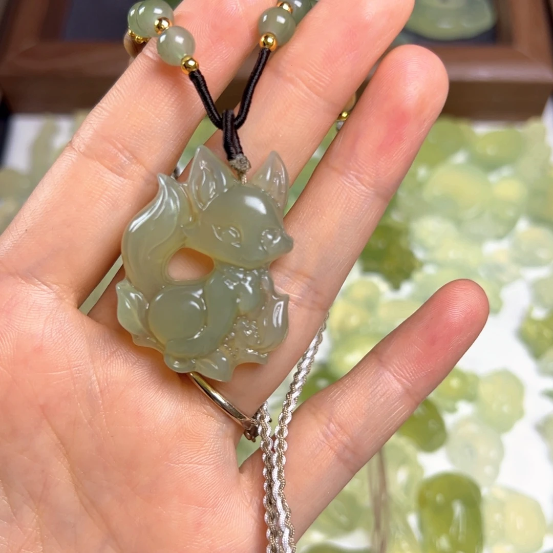 锦***婆未镶嵌蛇纹石玉颈饰