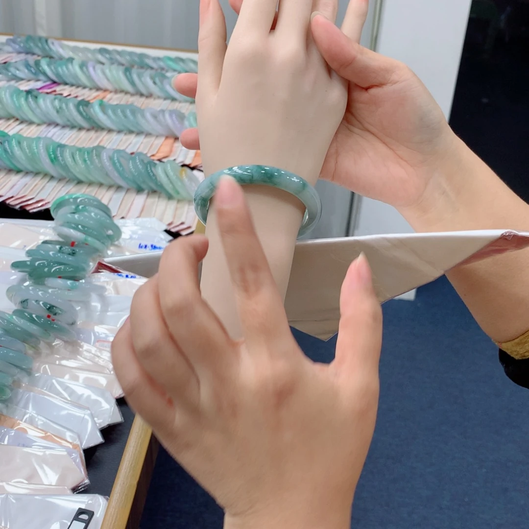 翡翠未镶嵌手镯48小时