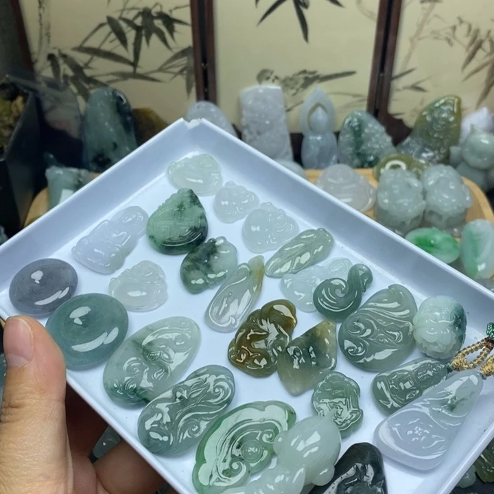 翡翠未镶嵌颈饰牌子一个