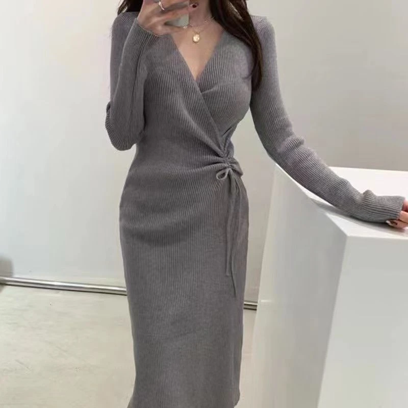2025秋冬chic法式轻熟风V领褶皱抽绳收腰中长款包臀针织连衣裙女