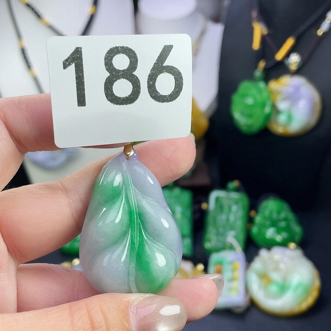 翡翠未镶嵌吊坠(赠链)