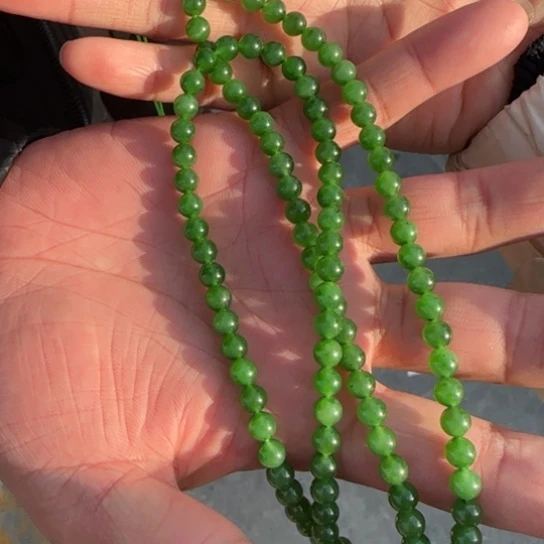 和田玉颈饰未镶嵌俄罗斯冰正阳绿卡6，个别点