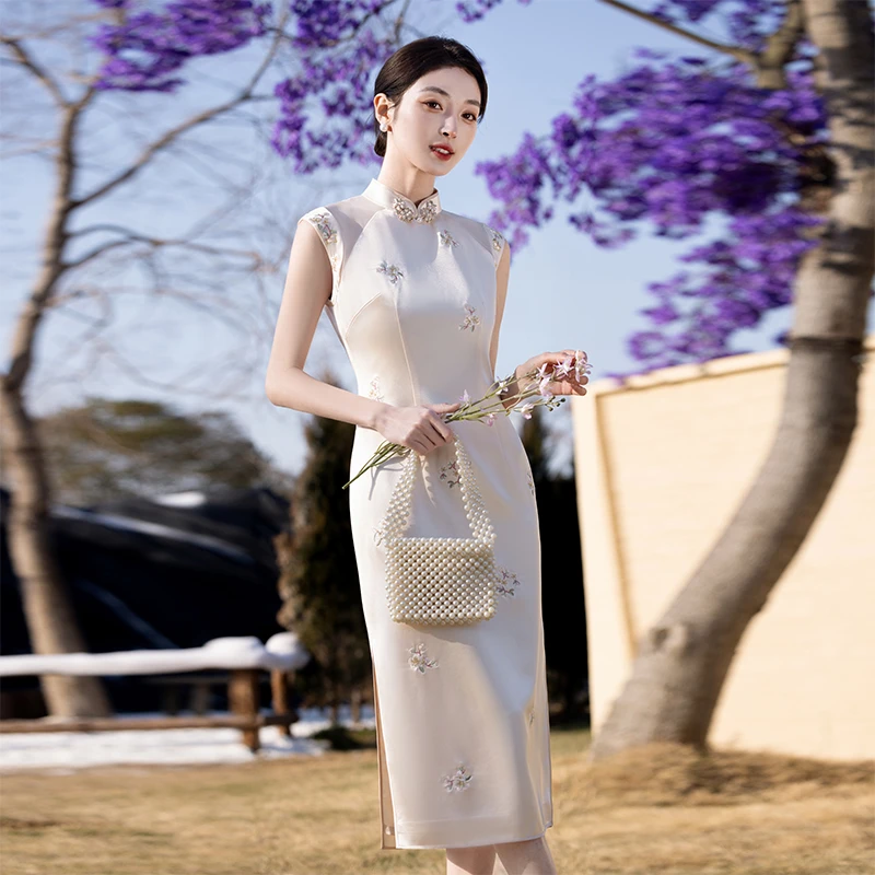 改良旗袍2025年新款夏季清新女订婚新娘礼服日常高端醋酸绣花无袖