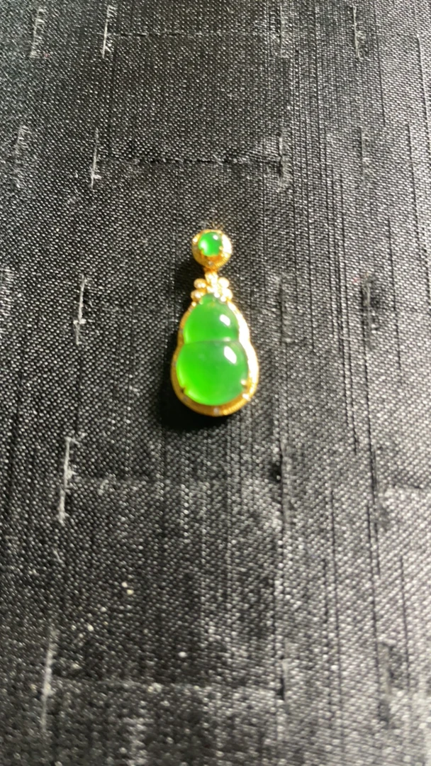 天然A货翡翠吊坠