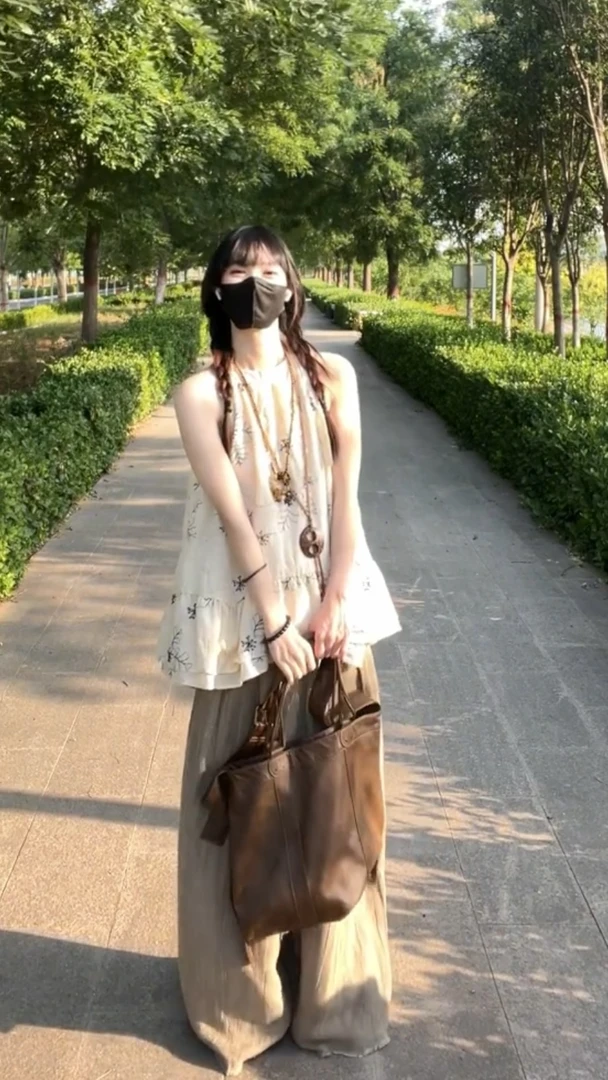 2025夏季新款法式复古刺绣挂脖背心上衣搭配百搭休闲阔腿裤两件套