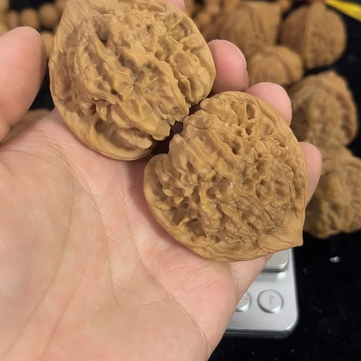 文玩核桃把件46左右微微瑕官帽，编号019