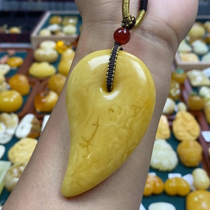 琥珀未镶嵌珠宝奇石白花蜡勾玉吊坠19.31