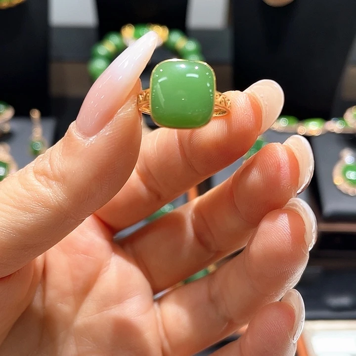 和田玉（碧玉）18K金镶嵌戒指