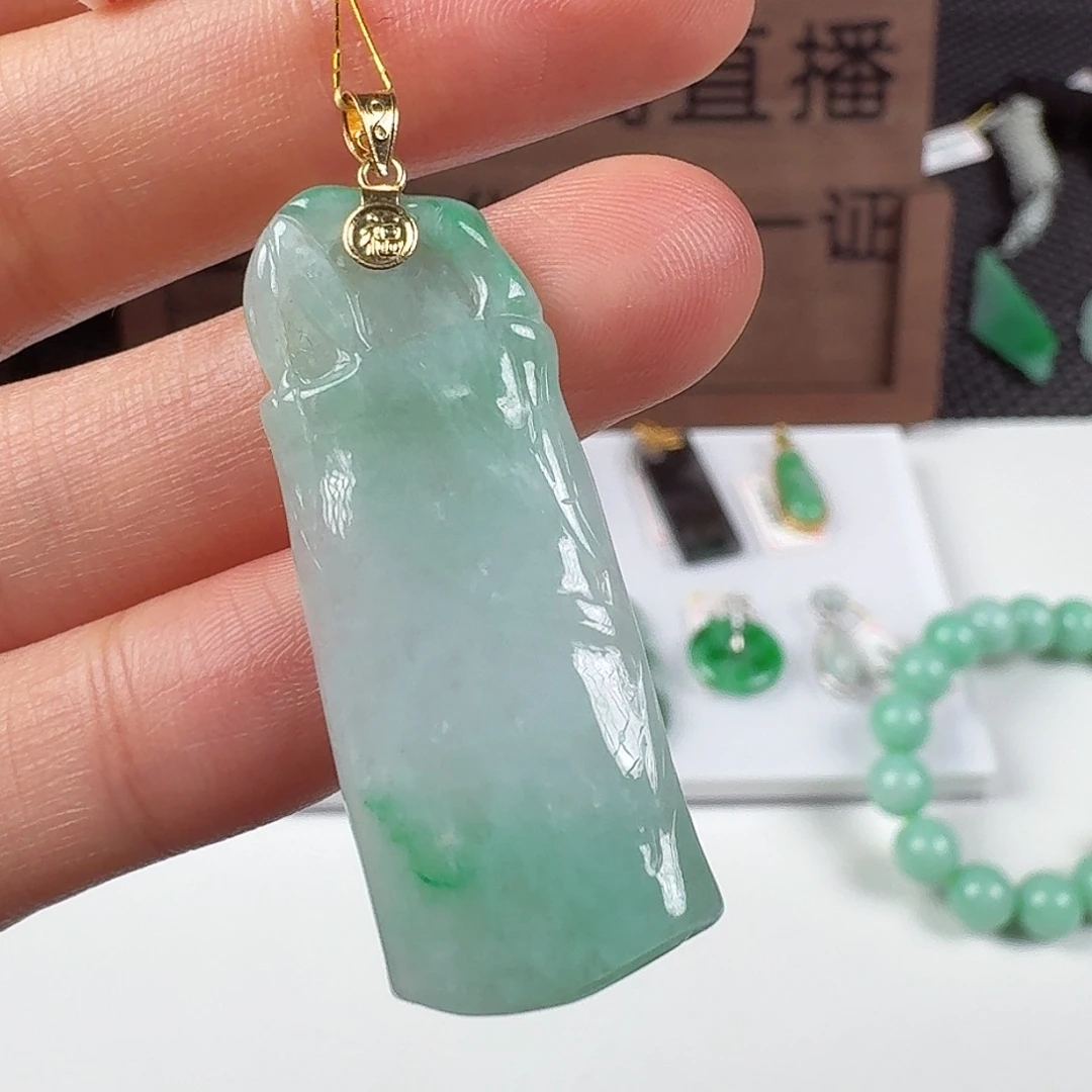 翡翠18K金镶嵌颈饰