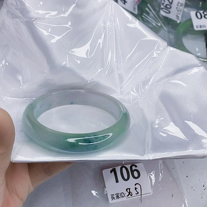 翡翠未镶嵌手镯一图一物实物为准（微瑕处理）