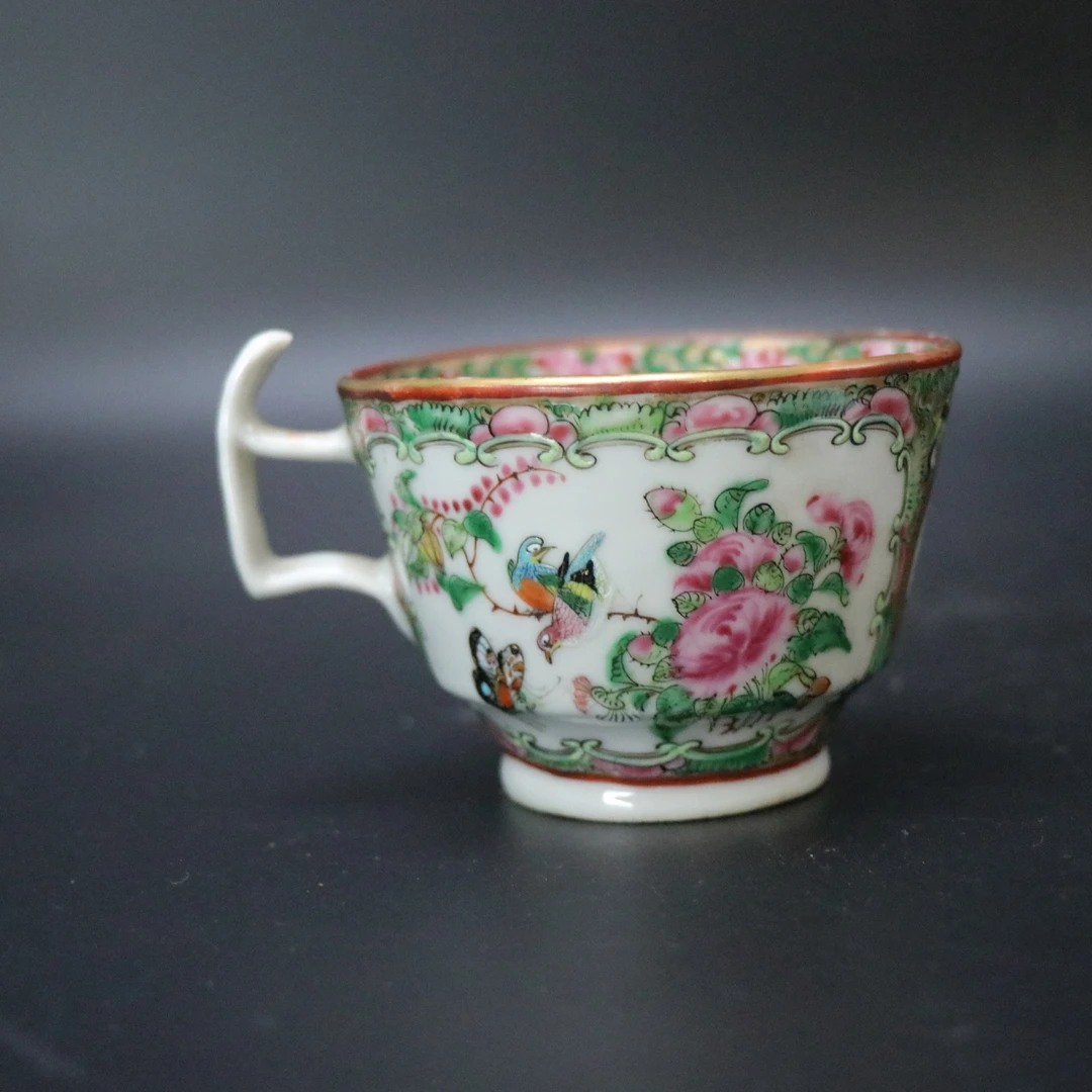 Lot.25120612清晚期广彩开窗人物花鸟纹把杯 高：约6.1cm