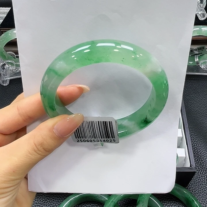 未镶嵌手镯石英质玉（非洲翠）