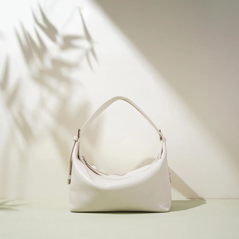 2025时尚简约真皮单肩包小众高级油蜡皮手提包百搭通勤斜挎包女包