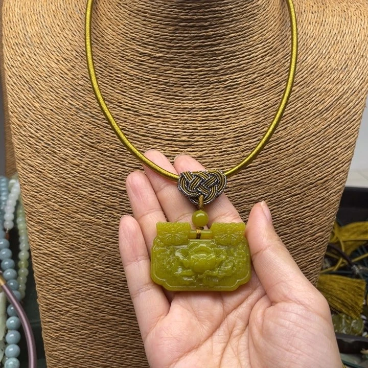 蛇纹石玉吊坠合金