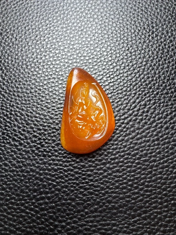 新疆和田玉满沁坐观音吊坠