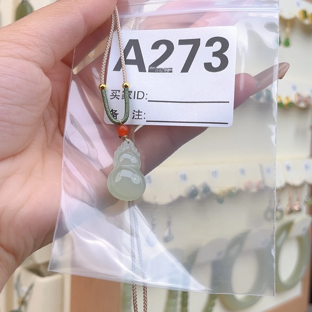 和田玉未镶嵌颈饰锦****吧