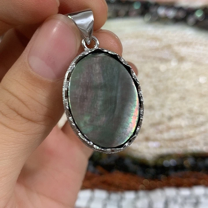 一个黑叠贝小椭圆吊坠